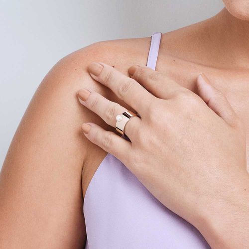 ANEL LARGO ARO LISO BANHADO A OURO 18K COM PÉROLA