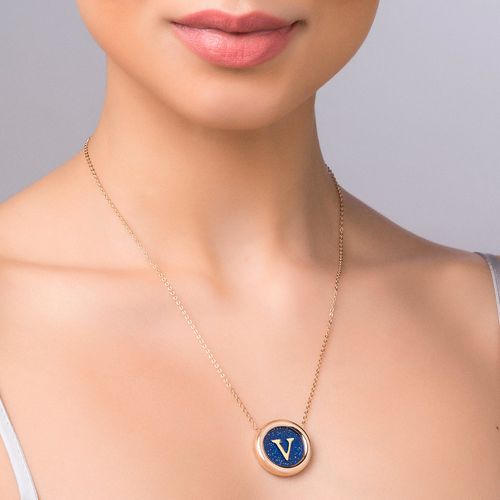 GARGANTILHA LETRA BANHADA A OURO 18K COM CRISTAL -LETRA V