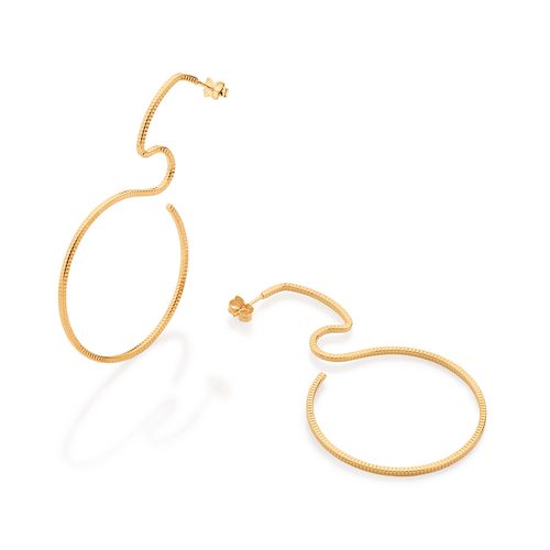 BRINCO MEIA ARGOLA ABSTRATO BANHADO A OURO 18K