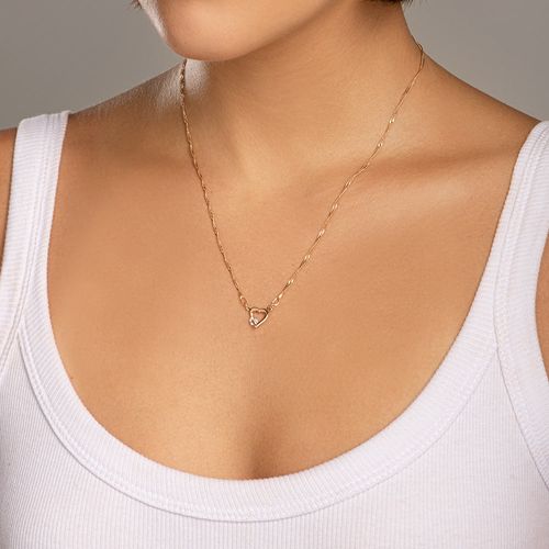 CORDÃO FORMADO POR FIO SINGAPURA COMPOSTO POR CORAÇÃO