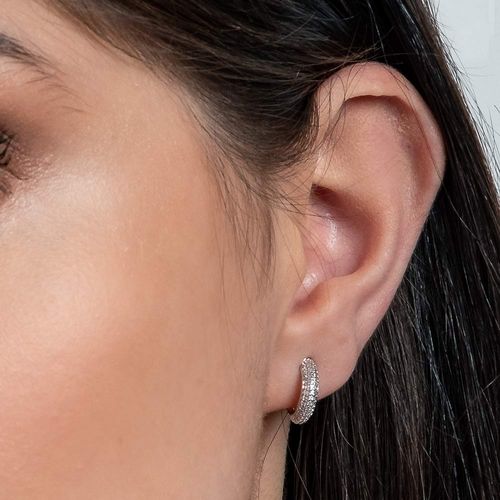 BRINCO MEIA ARGOLA BANHADO A RHODIUM COM ZIRCÔNIAS