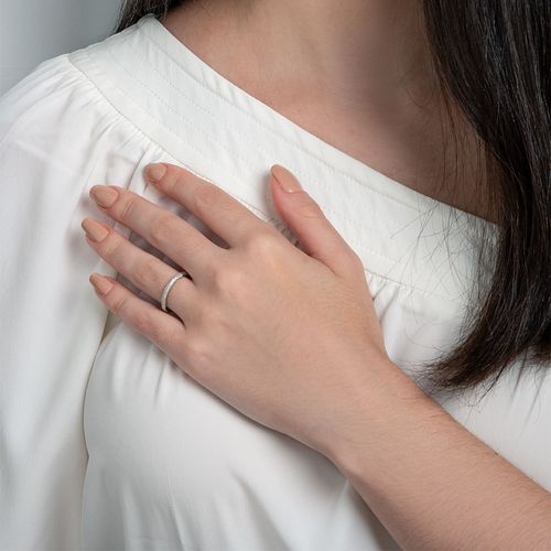 MEIA ALIANÇA BANHADA RHODIUM COM ZIRCÔNIAS