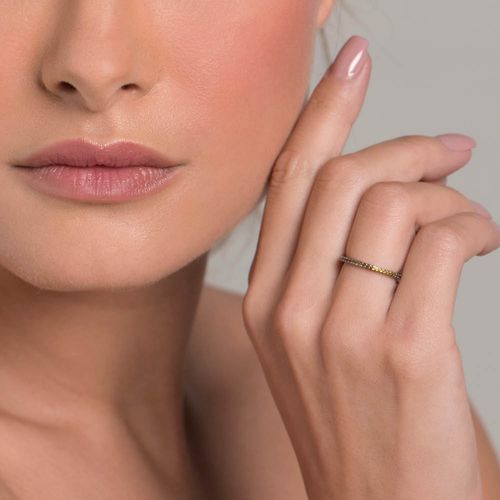 ALIANÇA APARADOR BANHADA A RHODIUM NEGRO COM ZIRCÔNIAS