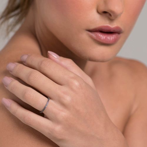 ALIANÇA APARADOR BANHADA A RHODIUM NEGRO COM ZIRCÔNIAS