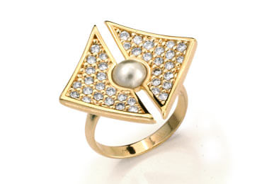 ANEL BANHADO A OURO 18K COM PÉROLA SINTÉTICA E ZIRCÔNIAS