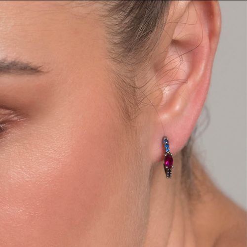 BRINCO MEIA ARGOLA BANHADO A RHODIUM NEGRO COM ZIRCÔNIAS