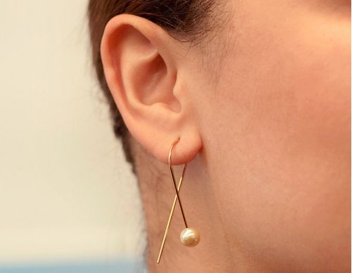 BRINCO BANHADO A OURO 18K COM PÉROLAS SINTÉTICAS