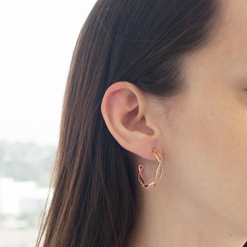 BRINCO BANHADO A OURO 18K MEIA ARGOLA COM ZIRCÔNIAS