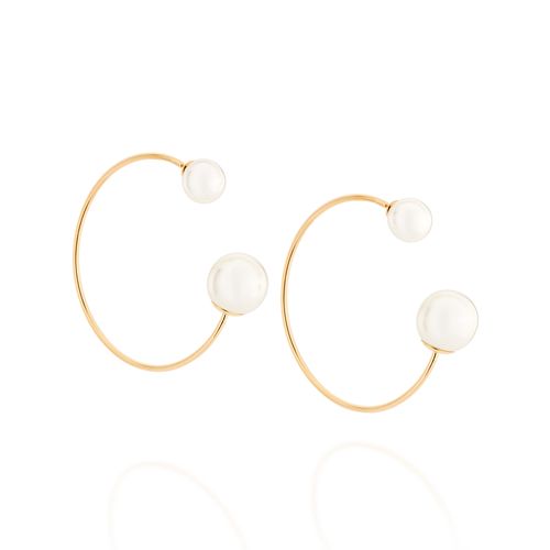 BRINCO BANHADO A OURO 18K MEIA ARGOLA COM PÉROLAS SINTÉTICAS