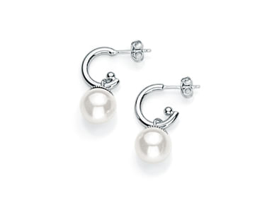 BRINCO BANHADO A RHODIUM COM PÉROLAS