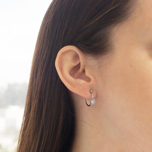 BRINCO BANHADO A RHODIUM MEIA ARGOLA COM ZIRCÔNIAS