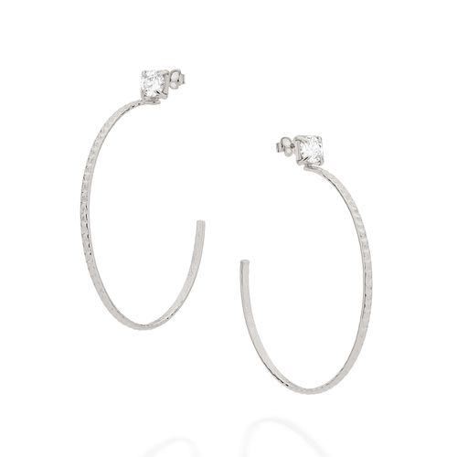 BRINCO BANHADO A RHODIUM, MEIA ARGOLA COM ZIRCÔNIAS.
