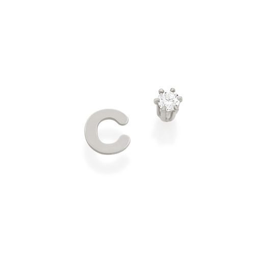 BRINCO BANHADO A RHODIUM NO FORMATO DE LETRAS E ZIRCÔNIA-LETRA F
