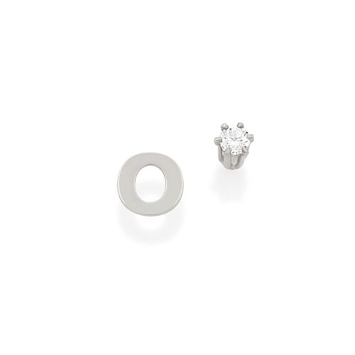 BRINCO BANHADO A RHODIUM NO FORMATO DE LETRAS E ZIRCÔNIA-LETRA O