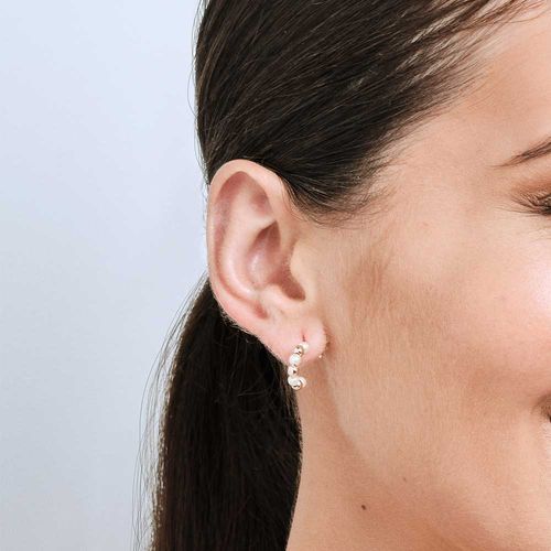 BRINCO MEIA ARGOLA BANHADO A OURO 18K COM PÉROLAS