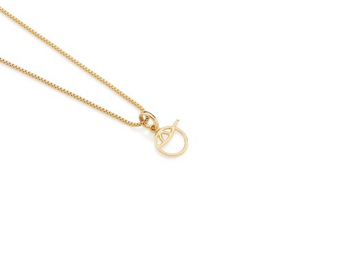 PINGENTE BANHADO A OURO 18K MENINO COM BONÉ