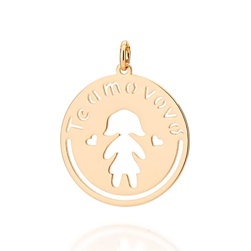 PINGENTE BANHADO A OURO 18K COM FRASE, CORAÇÕES E MENINA AO CENTRO.