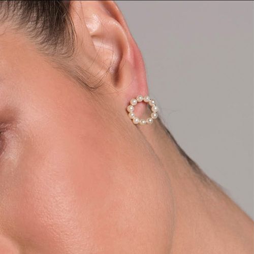 BRINCO BANHADO A OURO 18K COM PÉROLAS SINTÉTICAS