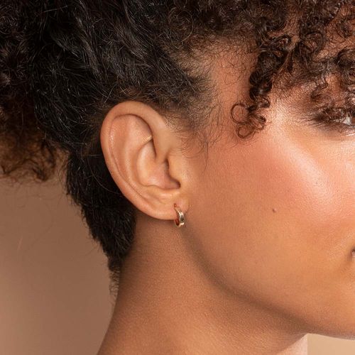 BRINCO MEIA ARGOLA PEQUENA BANHADO A OURO 18K