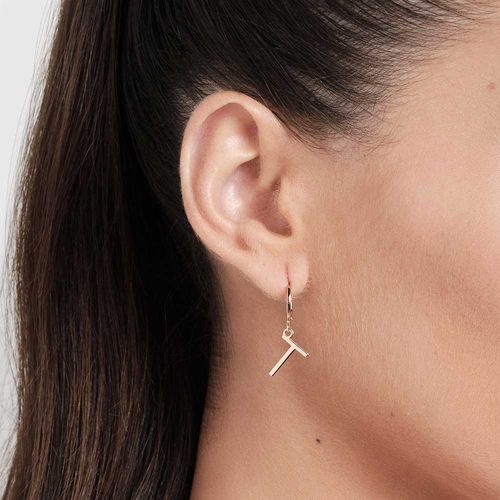 BRINCO ARGOLA COM LETRAS BANHADO A OURO 18K-LETRA T