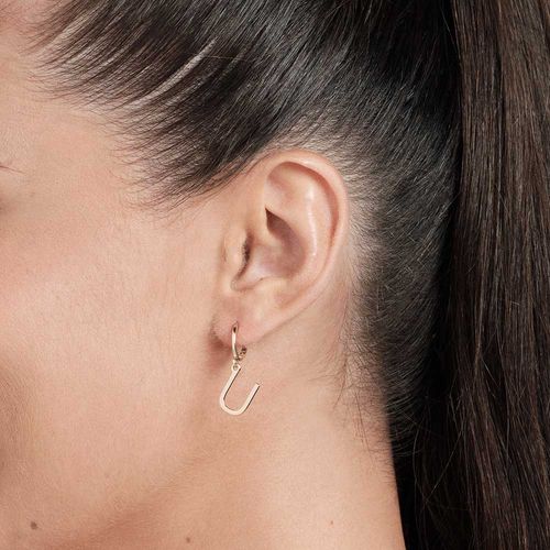 BRINCO ARGOLA COM LETRAS BANHADO A OURO 18K-LETRA U