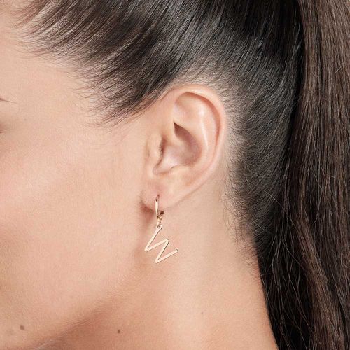 BRINCO ARGOLA COM LETRAS BANHADO A OURO 18K-LETRA W