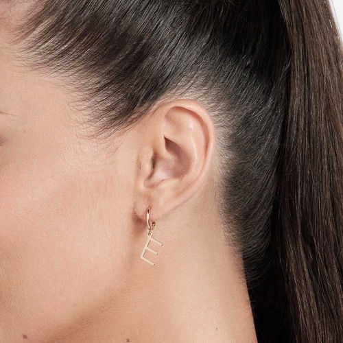 BRINCO ARGOLA COM LETRAS BANHADO A OURO 18K-LETRA E