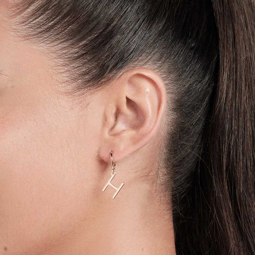 BRINCO ARGOLA COM LETRAS BANHADO A OURO 18K-LETRA H