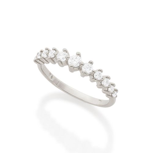 MEIA ALIANÇA BANHADA  A RHODIUM COM ZIRCÔNIAS